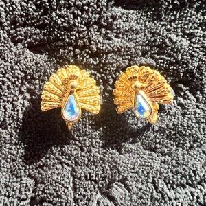 Avon Vintage Peacock 🦚 Gold Tone Blue Rhinestone Clip On Earrings
